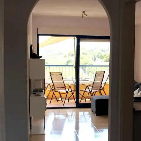 Con Vistas, Piscina, Tenis Y Cine